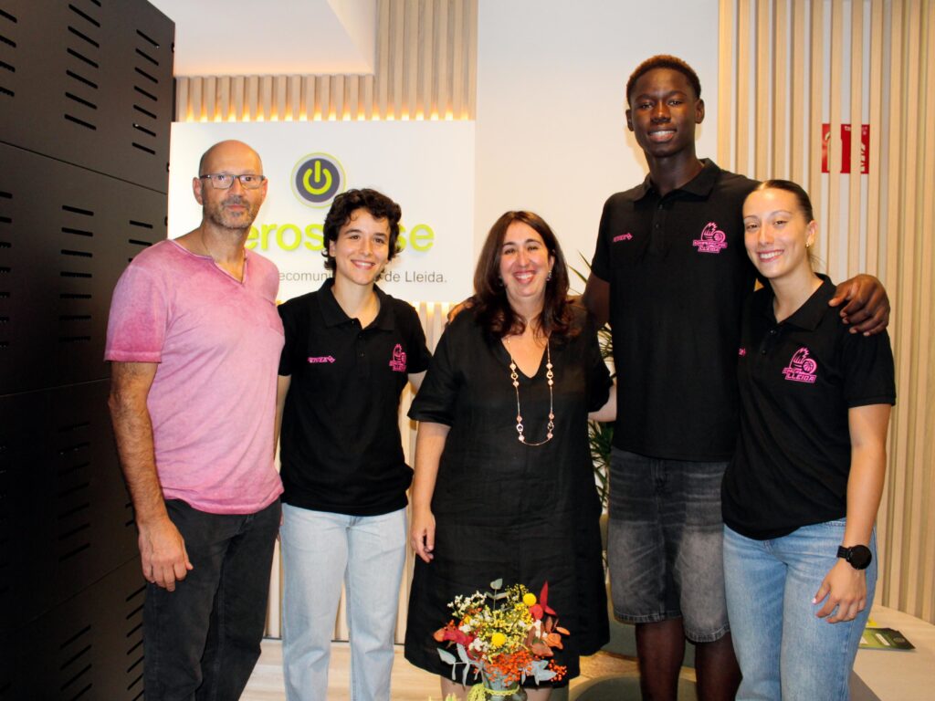 Montse Montull, gerente de Serosense, con los jugadores y jugadoras del Força Lleida
